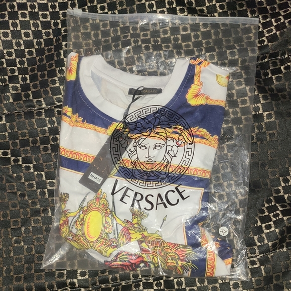 Versace tshirt - Picture 3 of 3